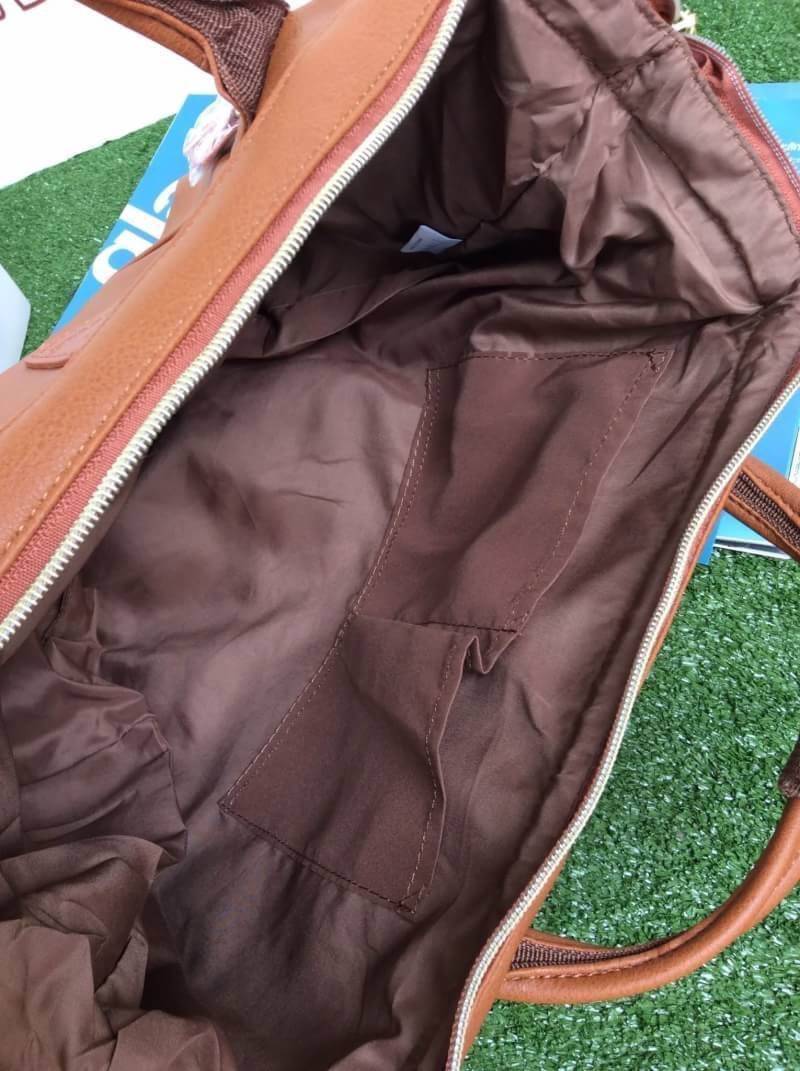 ANELLO 2 WAY PU LEATHER BOSTON BAG รุ่นใหม่ล่าสุดจากแบรนด์ที่ทุกคนต้องรู้จัก รุ่นนี้วัสดุคือหนังpu แบบนิ่มและน้ำหนักเบา กันน้ำได้ สะพายเป็นทรงcrossbodyสายยาวปรับได้ฟรีไซส์ถอดออกได้ หรือจะถือก็สวยเเก๋ ปากกระเป๋ามีโครงเป็นเอกลักษณ์จุดเด่น หูจับมีตัวล้อคด้วย