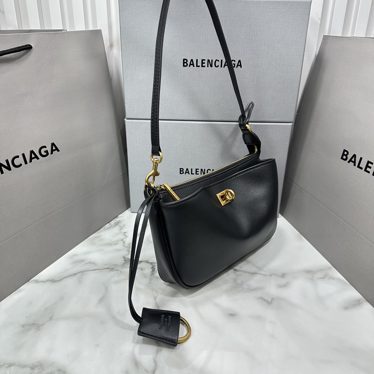 Balenciaga Rodeo Sling Pochette / Balenciaga shoulder leather bag 22cm กระเป๋าสะพายทรงพอชที่สุดของไฮแบรนด์สุดไอคอนิค ดีไซส์เรียบหรู สวยจับต้องได้ ถือหรือสะพายไหล่ได้เก๋มากๆ ถือออกงานก็ได้ลุคไฮแฟชั่นหรูๆ