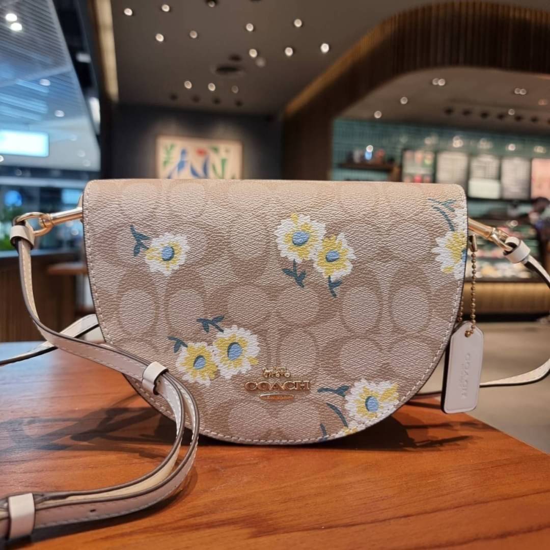 COACH C3597 ELLEN CROSSBODY IN SIGNATURE CANVAS WITH DAISY PRINT กระเป๋าสะพายดีไซน์สุดเก๋ ดูดีไม่ซ้ำใคร รอบนี้คอลใหม่ ดีไซน์พริ้นท์ลายเดซี่คละเต็มใบ วัสดุหนังแคนวาสเคลือบลายตัดขอบด้วยหนังเรียบ เปิด-ปิดด้วยกระดุมแม่เหล็ก ภายในเป็นช่องโล่ง มีช่องย่อยให้ บุก