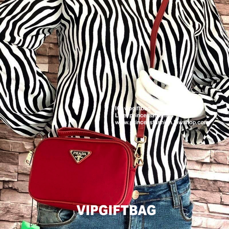 PRADA CROSSBODY BAG WITH ZIP GIFT WITH PURCHASE (GWP) กระเป๋าสะพายพรีเมี่ยมกิ้ฟ Limited Edition จากเคาน์เตอร์แบรนด์ดีไซน์เรียบหรูดูดี วัสดุ Nylon & Polyester 100% เนื้อหนาคุณภาพดีตามแบบฉบับของแบรนด์ ด้านหน้าประดับโลโก้มีช่องแบ่ง2 ช่องเป็นสัดส่วนเปิดปิดด้ว