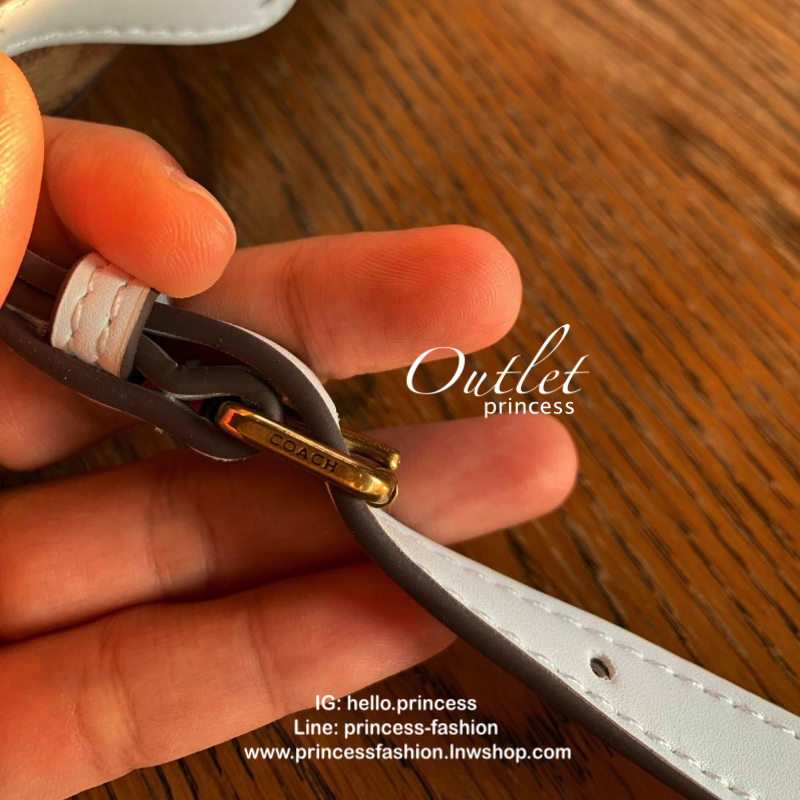 COACH CROSSBODY BOX BAG Best seller !! กระเป๋าสะพายข้าง crossbody วัสดุหนัง pvc. หนังนิ่ม คุณภาพดี ลาย signature brand ตัดขอบหนัง ด้านหน้า/ หลังมีช่องเเล็ก เปิดปิดกระเป๋าแบบซิป ภายในกว้าง ใส่ wallet ขนาดกลาง มือถือได้ทุกรุ่น และของใช้จุกจิกได้ พร้อมสายสะพ