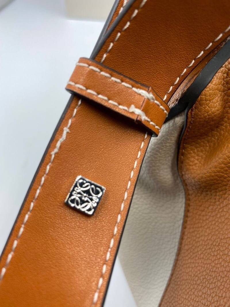 VIP GIFT 】หนังแท้ Loewe Small Hammock bag in pebble grain calfskin A multifunctional bag with supple side panels that release to change its shape. Looped straps allow the bag to be worn in multiple ways. This small version is in pebble grain calfskin.