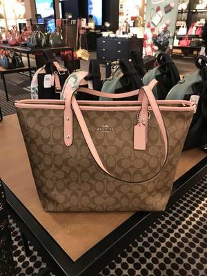OUTLET 】COACH F58292 CITY ZIP TOTE IN SIGNATURE 16" รุ่นขายดี!! ไซส์ใหญ่ สีสวยมาให้แบบจัดเต็ม!! กระเป๋าถือทรงโท้ทใบใหญ่ สวยน่าใช้ทุกสี สะพายคล้องไหล่ได้เก๋ๆ จุของแน่นๆไปเลยจ้า!! วัสดุหนังแคนวาสคุณภาพ ปากกระเป๋าเปิด-ปิดด้วยซิป กันของหล่นได้ ถือไปไหนก็