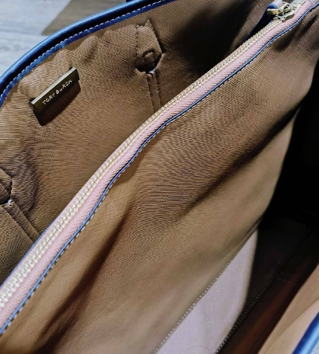 OUTLET 】TORY BURCH FACTORY MONOGRAM JACQUARD LARGE TOTE BAG (L) กระเป๋าถือหรือสะพายดีไซน์ยอดนิยมจาก TORY BURCH FACTORY OUTLET วัสดุ Woven Jacquard & Leather ทอลาย Jacquard Singnature แบรนด์รอบใบปราณีตสวยอยู่ทรงเป็นเอกลักษณ์ ใบใหญ่กำลังดี กว้างและจุได้เยอะ