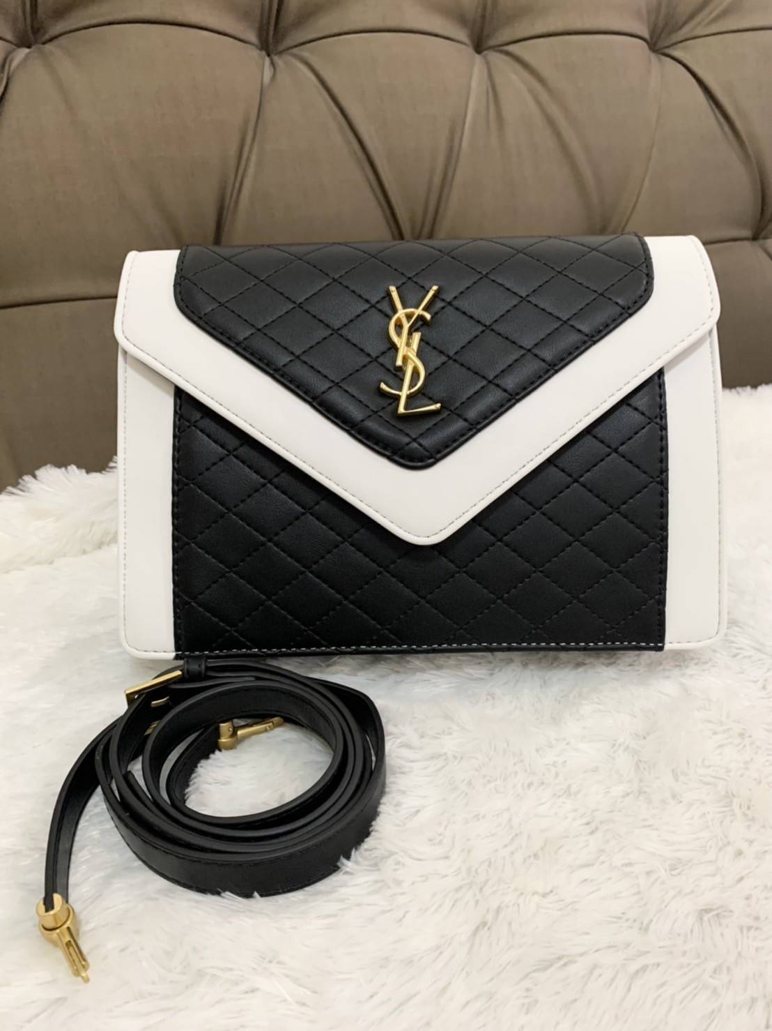 VIP SAINT LAURENT GABY SATCHEL BLACK / YSL GABY กระเป๋าสะพายดีไซน์เกร๋ รูปทรงแบบซองจดหมาย หนังลายตาราง น้องใหม่จากSaint Laurent Gaby Satchel วัสุดหนังลูกแกะแบบควิลท์ (หนังแกะสังเคราะห์) งานสไตล์วินเทจ แต่งขอบสีขาวตัดกับสีดำ ด้านหลังมีช่องสำหรับใส่ของได้ โ