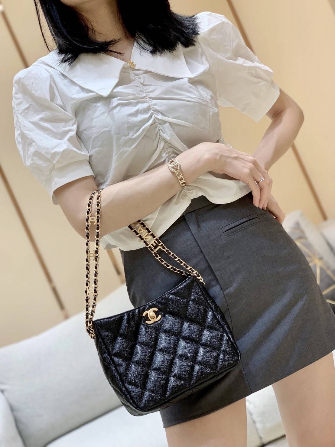 CHANEL กระเป๋าหิ้วหรือสะพายไหล่ หนังแท้ลสบคาเวียร์สวยงามมากๆ 🌟โดดเด่นด้วยสายของกระเป๋ามีโลโก้แบรนด์ประดับ หรูมากๆค่ะ เปิด-ปิดกระเป๋าแบบหมุนล็อค ภายในใส่กระเป๋าเงินใบกลาง;มือถือได้ทุกรุ่น;ของจำเป็นจุกจิกอื่นๆได้หลายอย่าง มีช่องเล็กให้ใส่ของจุกจิกนะ