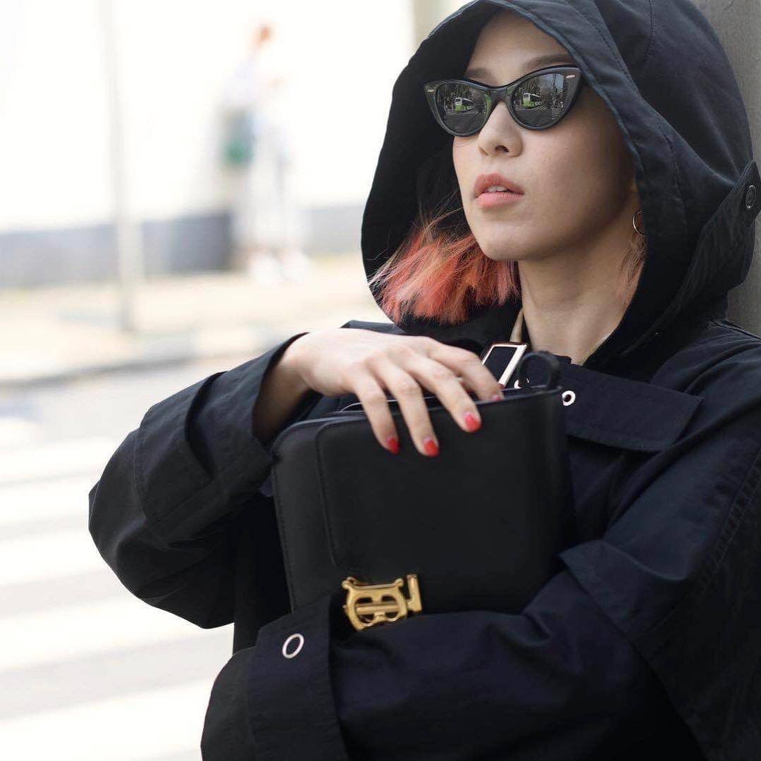 พรีเมี่ยมกิ๊ฟแท้ 100% 】BURBERRY FRAGRANCES CROSSBODY BAG VIP GIFT WITH PURCHASE (GWP) กระเป๋าสะพายพรีเมี่ยมกิ๊ฟ Limited Edition จากน้ำหอม BURBERRY DUTY FREE วัสดุ Calfskin หนังเรียบสวยอยู่ทรงดีไซน์ยอดนิยมประดับโลโก้แบรนด์ทองด้านหน้า