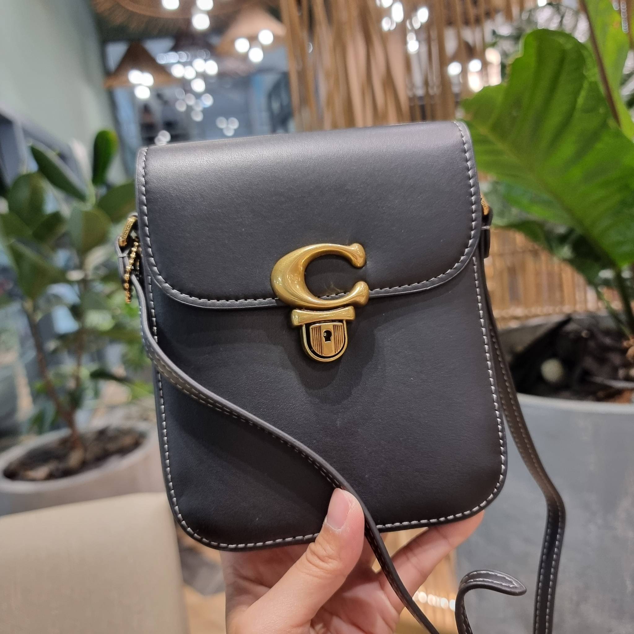 COACH CA057 TALL STUDIO CROSSBODY กระเป๋าสะพายข้างไซส์มินิ ดีไซน์ลูกคุณหนู น่ารักที่สุด!! น่าใช้ไม่อยากวาง!! ดีไซน์รูปทรงกำลังสวย ใช้งานสะดวกด้วยตัวกดเลื่อนล็อค วัสดุหนังแท้ สวยคม มาพร้อมสายสะพายข้างในตัว ใส่ของสำคัญแบบพกพาสะดวก ดีต่อใจจริงๆใบนี้ แนะนำไม่