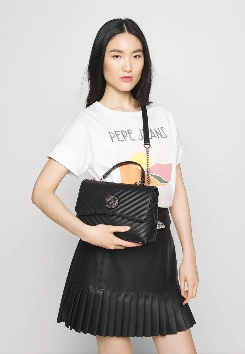 ของแท้ 💯% 】GUESS BLAKELY TOP HANDLE FLAP BAG กระเป๋สะพายรุ่นใหม่ล่าสุด รุ่นยอดนิยมสวยอยู่ทรง วัสดุหนังนิ่ม น้ำหนักเบา มีฐานกว้างตั้งอยู่ทรง ด้านหน้าประดับด้วยโลโก้แบรนด์สวยโดดเด่น