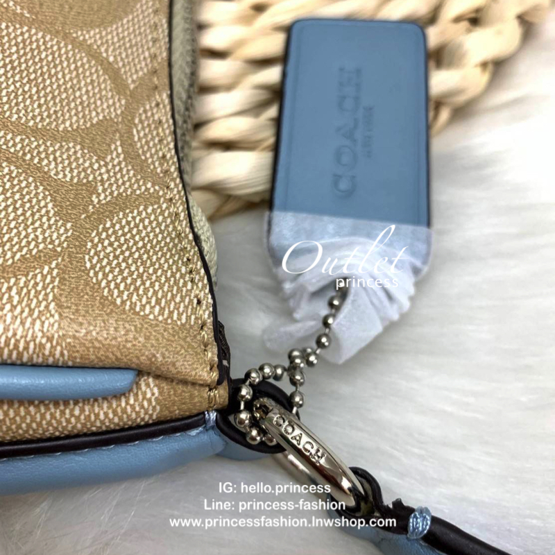 COACH SIGNATURE ZIP SHOULDER BAG กระเป๋าถือหรือสะพายไหล่ ทรงสวย ลาย signature วัสดุหนัง PVC. เนื้อนิ่ม ตัดของหนังสีฟ้า เปิดปิดด้วยซิป ภายในกว้าง ใส่ iPad, A4 และของใช้ได้เยอะ มีช่องเล็ก และช่องซิปค่ะ Must have!