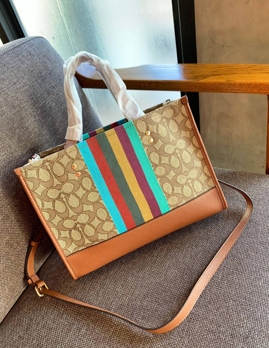 สวยๆอย่างนี้อดใจยังไงไหว!! Coach Dempsey Carryall In Signature Jacquard With Stripe And Coach Patch ((C5794)) ✈️พร้อมส่งความสวย! คุณภาพจัดเต็มเลยค่ะ กระเป๋าทรงTote วัสดุ Jackquard+หนังแท้ ได้ลงตัวสวยงาม 🔺สีคอลเลคชั่นใหม่ล่าสุด! ด้านหน้ามีโล