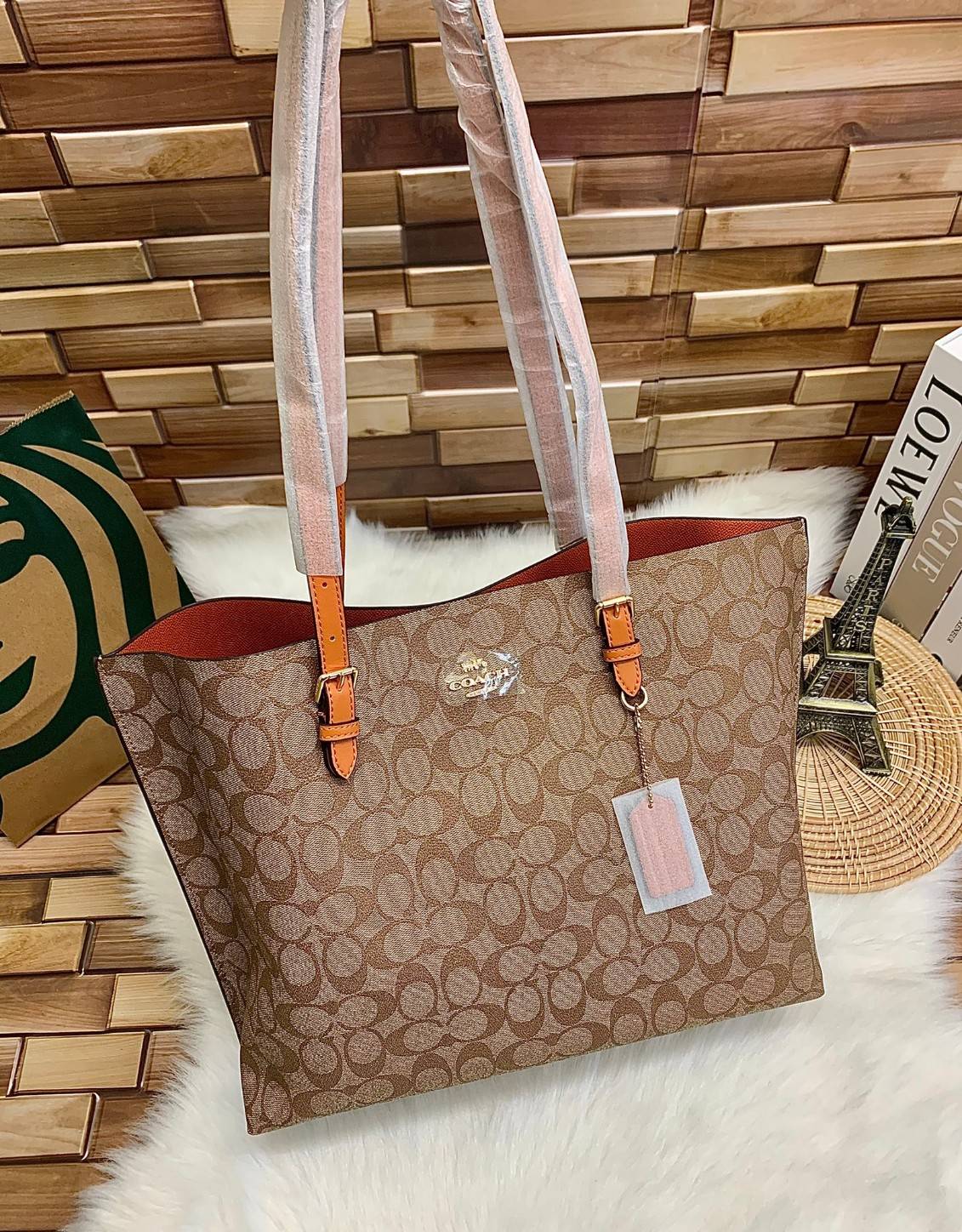 COACH MOLLIE TOTE IN SIGNATURE CANVAS ((1665)) พร้อมส่งอีกครั้ง ห้ามพลาดค่า! กระเป๋าหิ้ว//คล้องไหล่ ใบใหญ่ ทรงTote หนังแท้นิ่มอย่างดีค่ะ ภายในแบ่ง2ช่องใหญ่ สามารถใส่ A4ได้เลย ช่องกว้างมากๆ มีช่องกระเป๋าซิปกลางให้ใส่ของอีกช่องนะคะ