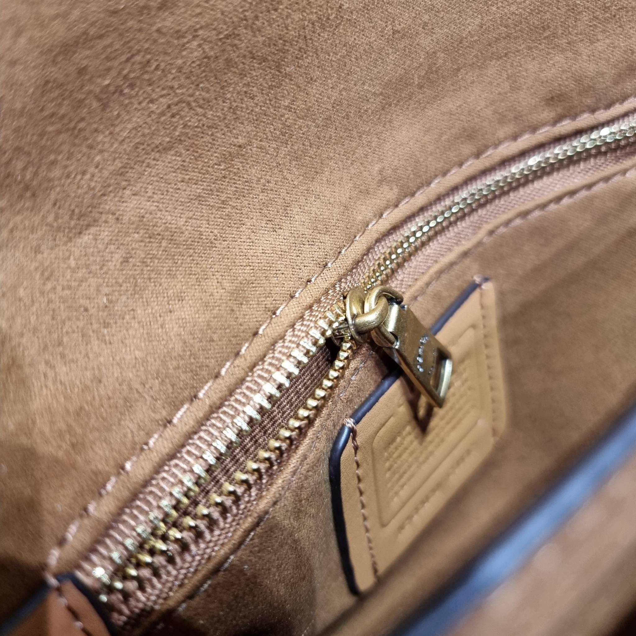 COACH C3837 BEAT SADDLE BAG WITH HORSE AND CARRIAGE PRINT The best item! ที่สาวๆรอคอย! ฮอตไฟลุก! สีหายาก ละมุนคุณหนู คอลเลคชั่นใหม่ ดีไซน์หรูหรา พิเศษมากๆมาพร้อมสายสะพาย 2 เส้น ใช้คู่กันหรือแยกสะพายก็สวยครบสูตร กระเป๋าสะพายทรง saddle คลาสสิค เปิด-ปิดด้วยก