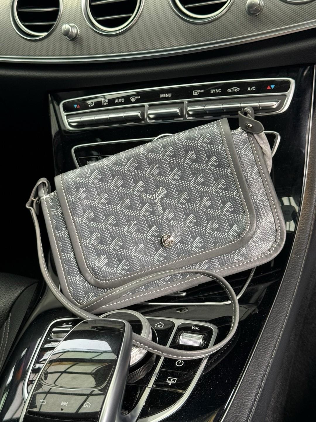 Goyard Plumet Rocket Wallet กระเป๋าสะพายใบเล็กกะทัดรัด ดีไซน์กระเป๋าสตางค์ มีช่องเพียงพอสำหรับใส่ธนบัตร เงินสด เอกสารต่าง ๆ