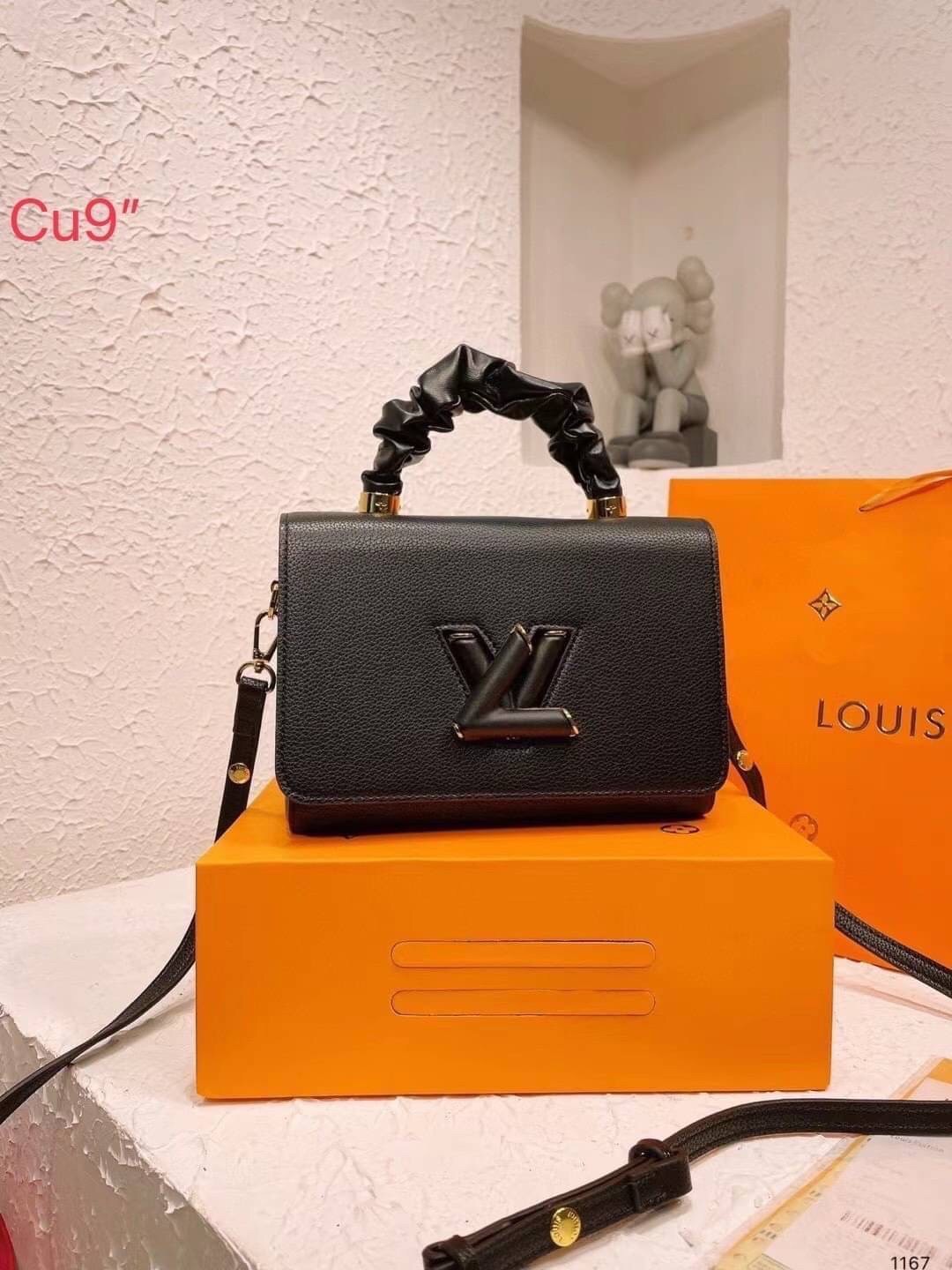 LV TWIST top handle ที่สุดของความสวยในราคาเบาๆ กระเป๋าถือสุดหรู ดีไซน์ทรงคลาสสิค ดีงามม้ากกกก!! มาพร้อมหูจับในตัว ด้วยรูปทรงวินเทจ พร้อมส่งครบ box set ในราคาที่คุ้มที่สุด จัดเถอะค่า ยืนยันว่าสวยคุ้ม!!