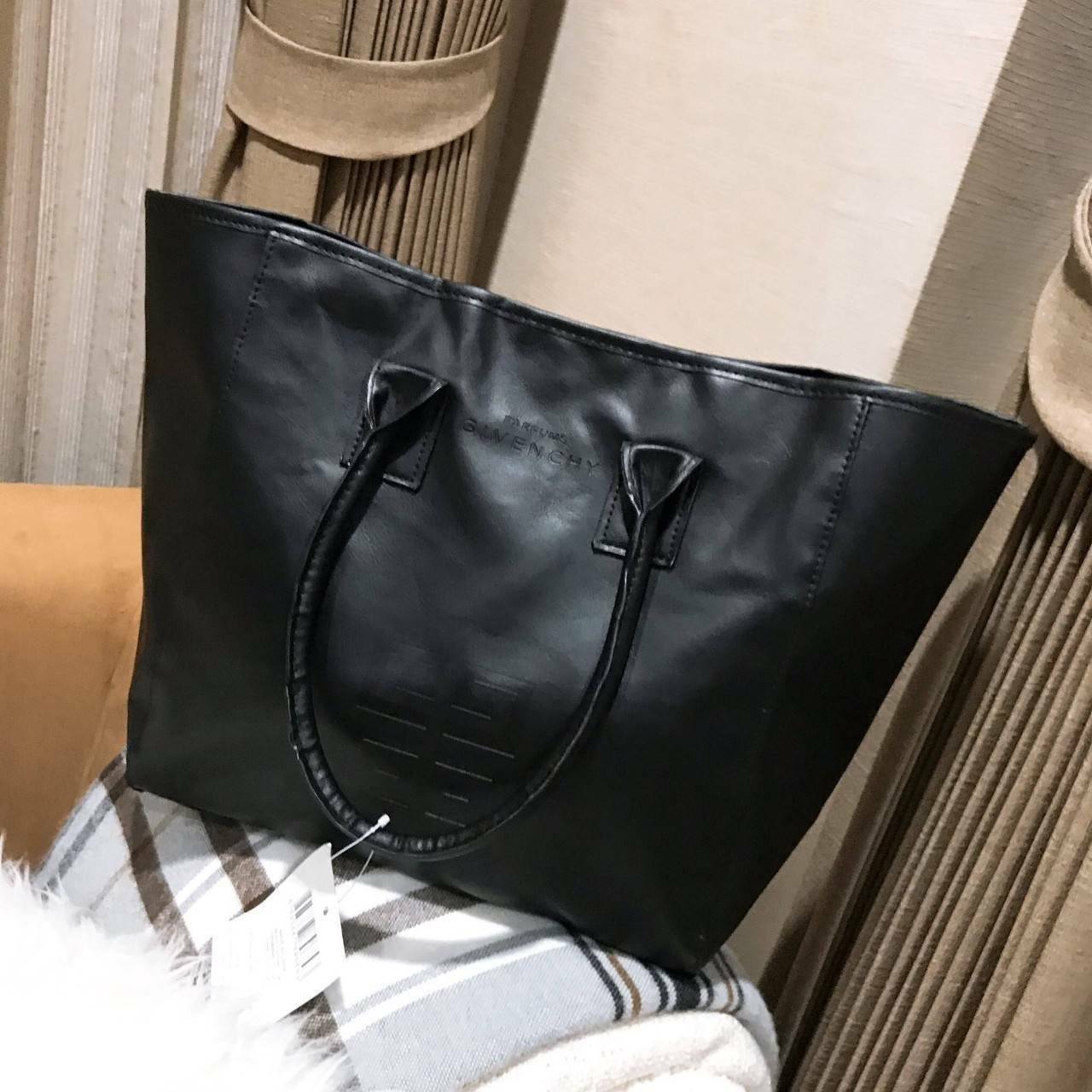 Givenchy Black Soft Leather Shoulder Handbags (Limited edition) กระเป๋าถือหรือสะพายพรีเมี่ยมของเเท้จาก "Givenchy Perfume Counter" วัสดุหนังนิ่มเรียบสีดำด้านหน้าปั้มโลโก้แบรนด์ GV ภายใน Polyester 100% สีดำสกรีนโลโก้สวยดูดี เปิดปิดด้วยกระดุมแม่เหล