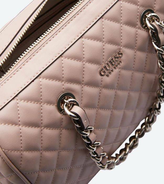 GUESS WOMEN’S BOWLING BAG กระเป๋าสะพายทรง Bowling รุ่นใหม่ล่าสุดจาก GUESS FACTORY หนังนิ่มลายตารางสวยอยู่ทรงใบใหญ่กำลังดี ด้านหน้าประดับโลโก้หูหิ้วโซ่ร้อยหนังสะพายไหล่ได้เเข็งแรงรับน้ำหนักได้เยอะ เปิดปิดด้วยซิปสะดวกใช้ มีหมุดรองฐานกันรอย ภายในมีช่องซิปและ