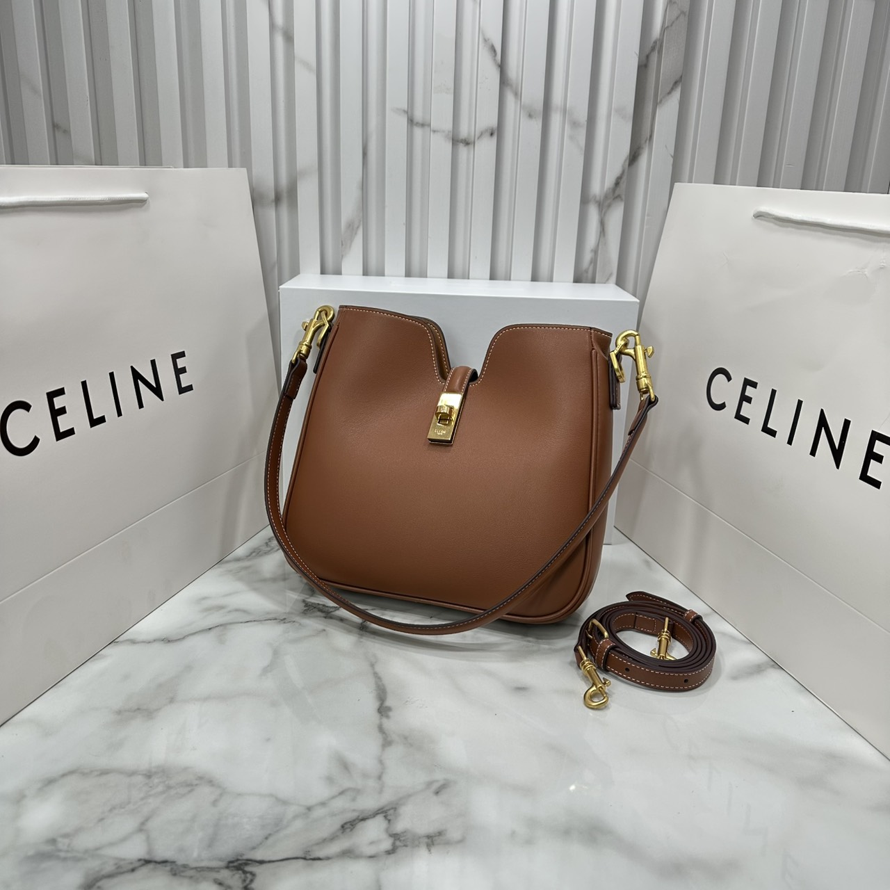 ORI หนังแท้ | CELINE SMALL CAMILLE 16 SOFT BAG IN SMOOTH LEATHER กระเป๋าสะพายรุ่นใหม่ล่าสุดของไลน์ 16 soft รูปทรงแบบโฮโบที่มาพร้อมดีไซน์ที่ใช้งานได้จริง หรูหราและโดดเด่น ฝาพับหนังกับตัวปิดแบบ Turnlock สีทองรูปทรงคล้ายอัญมณี