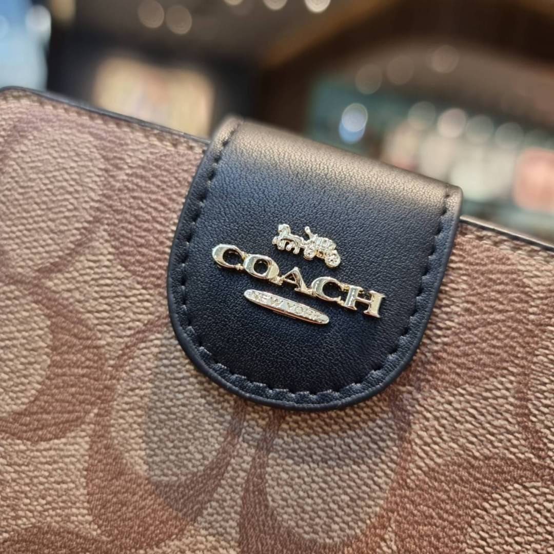COACH C0082 MEDIUM CORNER ZIP WALLET IN SIGNATURE CANVAS ดีไซน์ใหม่ล่าสุด!! กระเป๋าสตางค์ใบกลาง 👛 ขนาดกำลังเหมาะมือ วัสดุหนังแคนวาสเคลือบลาย ดูแลรักษาง่าย มีช่องใส่บัตรและธนบัตรครบ และช่องซิปแยกไว้ใส่เหรียญ ครบเซ็ทแบบนี้เหมาะส่งต่อเป็นของขวัญที่สุ