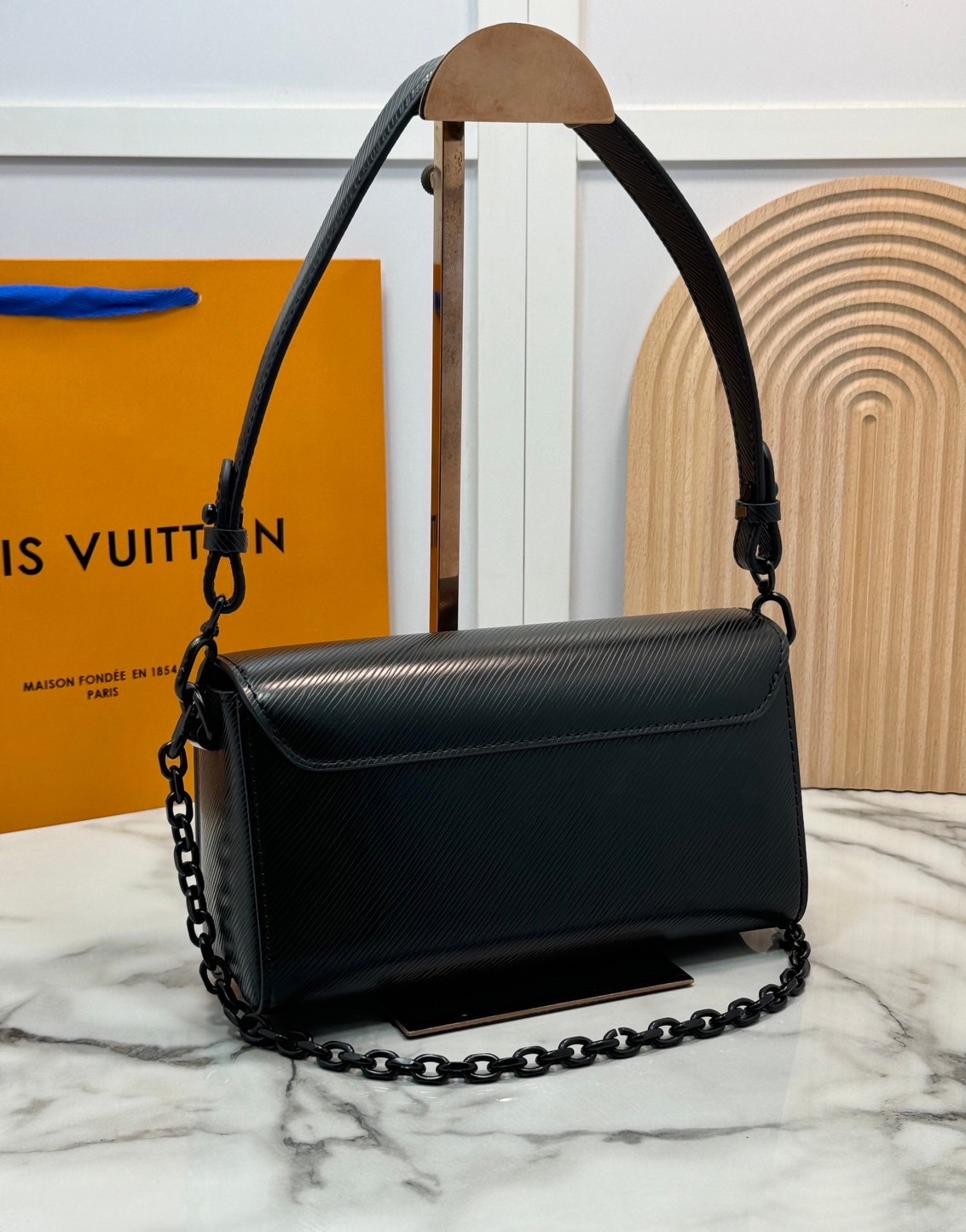 ORI หนังแท้ | LV Twist West Bag กระเป๋าสะพายหนัง Epi ลายเกรน สุดคลาสสิกมาดีไซน์ใหม่ในรูปทรงยาวเผยลุคมีระดับเหนือกาลเวลา ความหรูหราเข้ากับสตรีตสไตล์