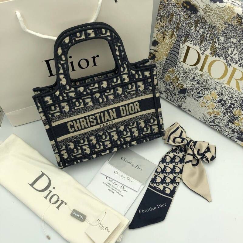 CHRISTIAN DIOR MINI BOOK TOTE กระเป๋าถือทรง Shopping ไซส์มินิ สวยคลาสสิค พกพาสะดวก ใช้งานง่ายสุดๆ วัสดุงานทอละเอียดคุณภาพดี ภายในเป็นช่องโล่ง ใบจริงงานสวยเกินเบอร์!! ไม่ผิดหวังจ้า