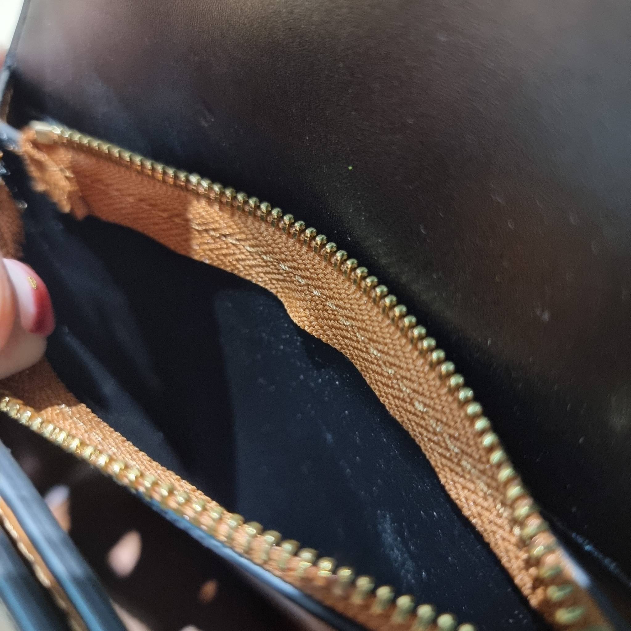 Tory Burch Bag / TORY BURCH ELEANOR SMALL CONVERTIBLE SHOULDER BAG ฮอตไอเท็ม รุ่นนี้ขายดีขายหมด สวยหรู คุณหนู ผู้ดี!! หายากมากแล้วน้า กระเป๋าสะพายข้าง ดีไซน์อยู่ทรง ขนาดกำลังสะดวกใช้ เปิด-ปิดด้วยแถบแม่เหล็ก ภายในแบ่งสัดส่วนได้เป็นอย่างดี