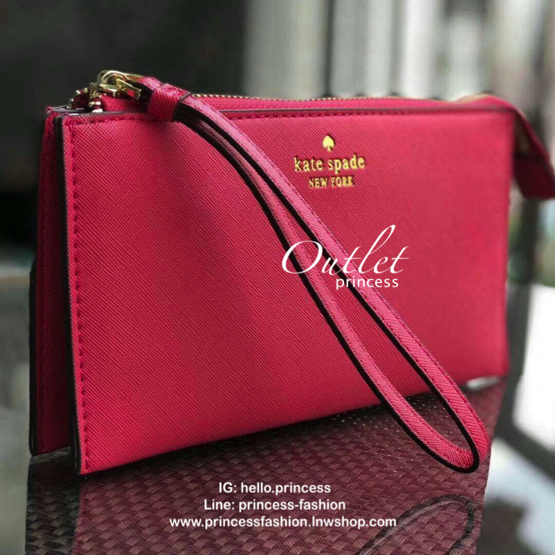 KATE SPADE Wallet Clutch Bag กระเป๋าทรงคลัชสุดคุ้มหนัง Saffiano ด้านหน้ามีโลโก้แบรนด์ มาพร้อมสายคล้องมือ เปิดปิดด้วยซิปสะดวกใช้ สามารถใส่แทนกระเป๋าสตางค์ใบยาว ภายในแบ่งออกเป็น3ช่องหลัก มีช่องใส่บัตร เครื่องสำอาง เครื่องเขียน เหรียญ ไส่ไอโฟนพลัส ได้ค่ะ มีก