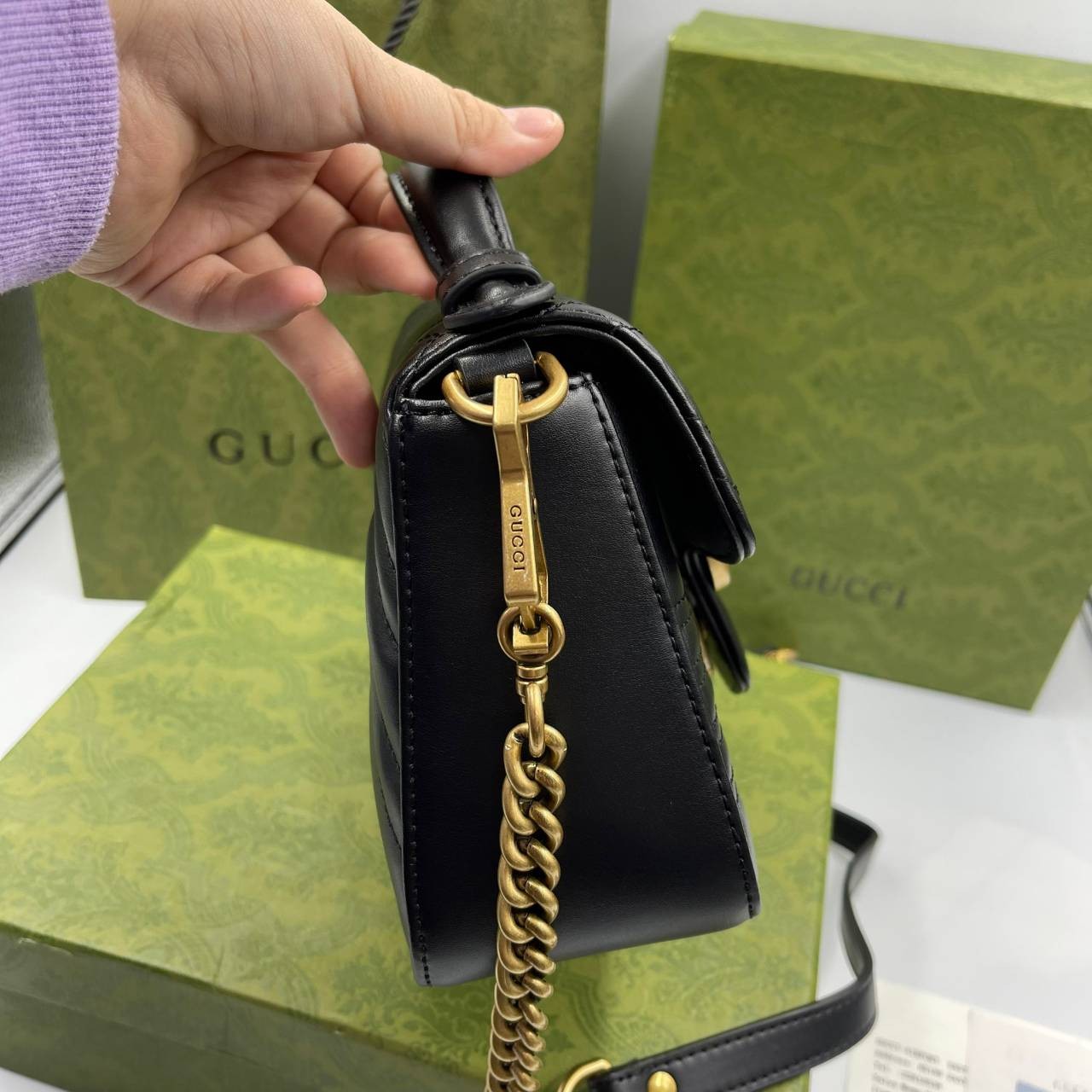 หนังแท้ GUCCI GG Marmont Mini Shoulder Bag / GG MARMONT MINI LEATHER พร้อมส่งที่ไทย งานหนังแท้ทั้งใบ สีดำคลาสสิก ใช้ได้ทุกโอกาส เป็นสีที่เข้าได้รับทุกชุด ทุกไลฟสไตส์ ภาพสินค้าถ่ายจากงานขายจริง ใช้งานต่างประเทศได้