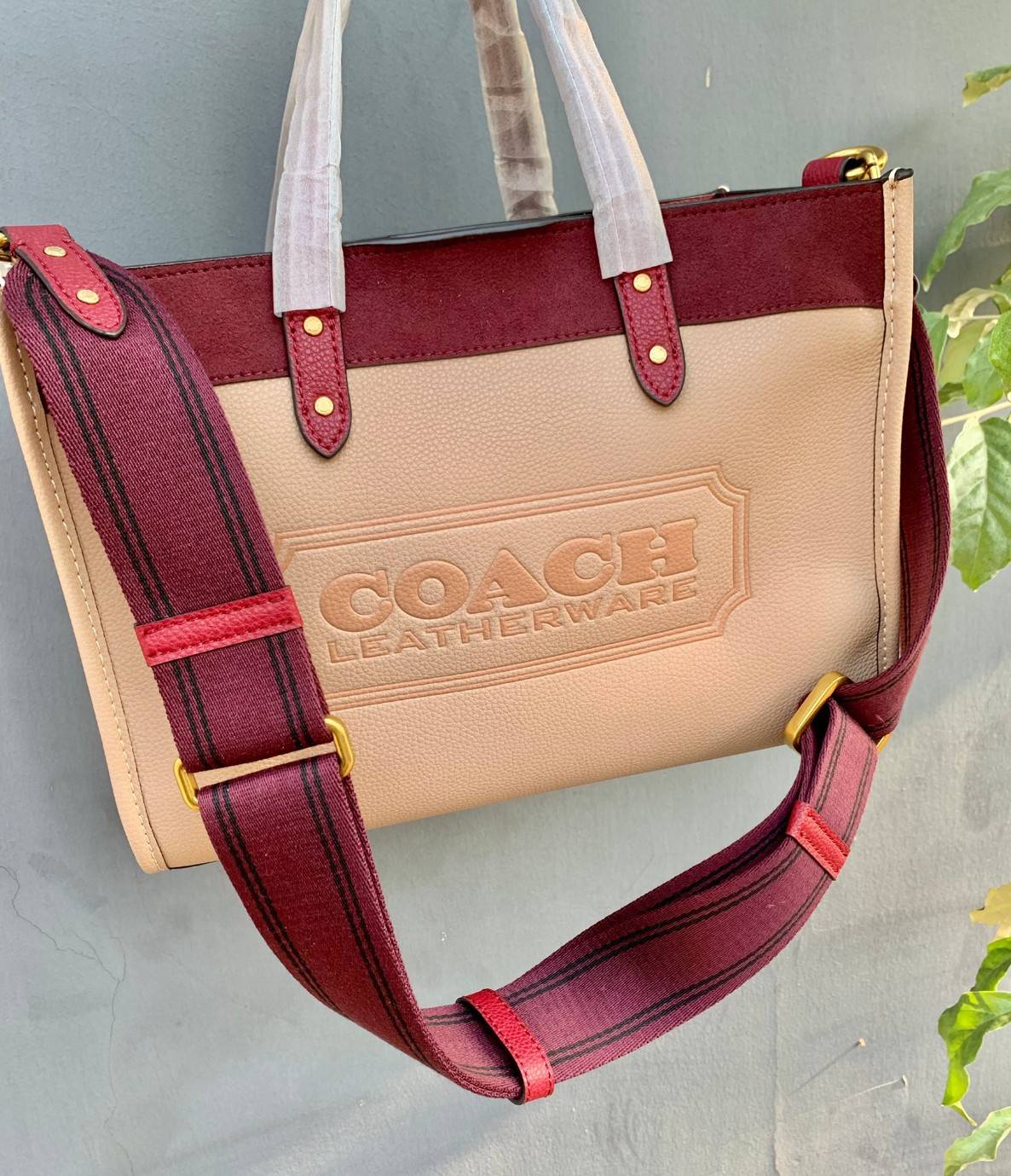 COACH FIELD TOTE IN COLORBLOCK WITH COACH BADGE ((C6035)) 📌พร้อมส่ง ยังไม่มีในไทยแน่นอนนจ้าา😘 กระเป๋าทรง Tote ที่สาวๆต้องมีติดตัวสักใบ! รุ่นนี้ใช้หนังแท้อย่างดี หนังนิ่ม สวยมากๆค่ะ หลงรักแน่นอน