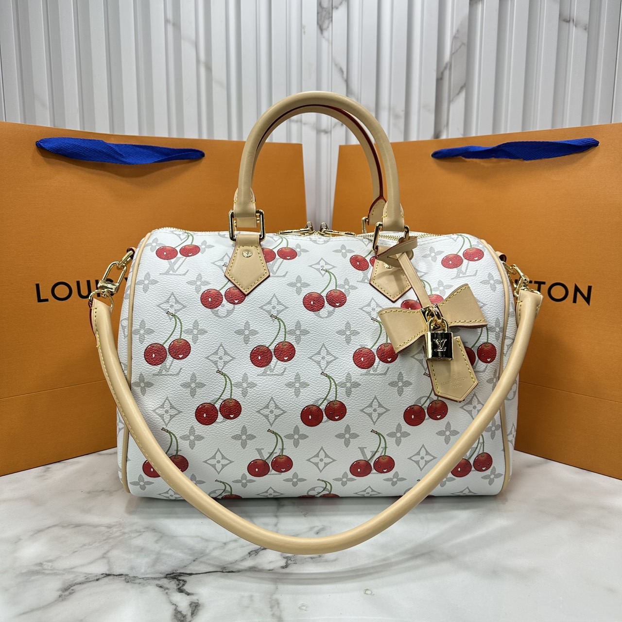 ORI หนังแท้ | LV x TM Bolsa Speedy Soft 30 Monogram cherry ช่วงนี้หน้าเชอรรี่ 🍒 กำลังออก 3 สีสุดฮอตเลือกช็อปได้เลยค่า กระเป๋าสะพายทรงหมอนใบใหญ่ ดีไซน์ใหม่มีชีวิตชีวา แสนสดใสด้วยโมโนแกรมแต่งดีเทลลายเชอร์รี่โดดเด่นสะท้อนความงามเปี่ยมสีสันอันเป็นเอกล