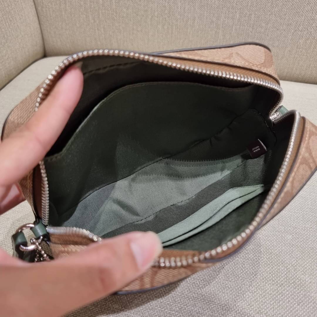 COACH 91677 MINI CAMERA BAG IN SIGNATURE CANVAS สีมาใหม่ รุ่นขายดีที่สุด!! กระเป๋าสะพายข้างไซส์มินิ คลาสสิคอยู่ทรง อะไหลเงินเรียบหรู วัสดุหนังแคนวาสเคลือบลาย เปิด-ปิดด้วยซิป สายสะพายปรับได้ตามตัว ใบนี้แมทช์ได้ทุกลุค ใช้เป็น everyday bag ได้สบายๆเลยจ้า &#x