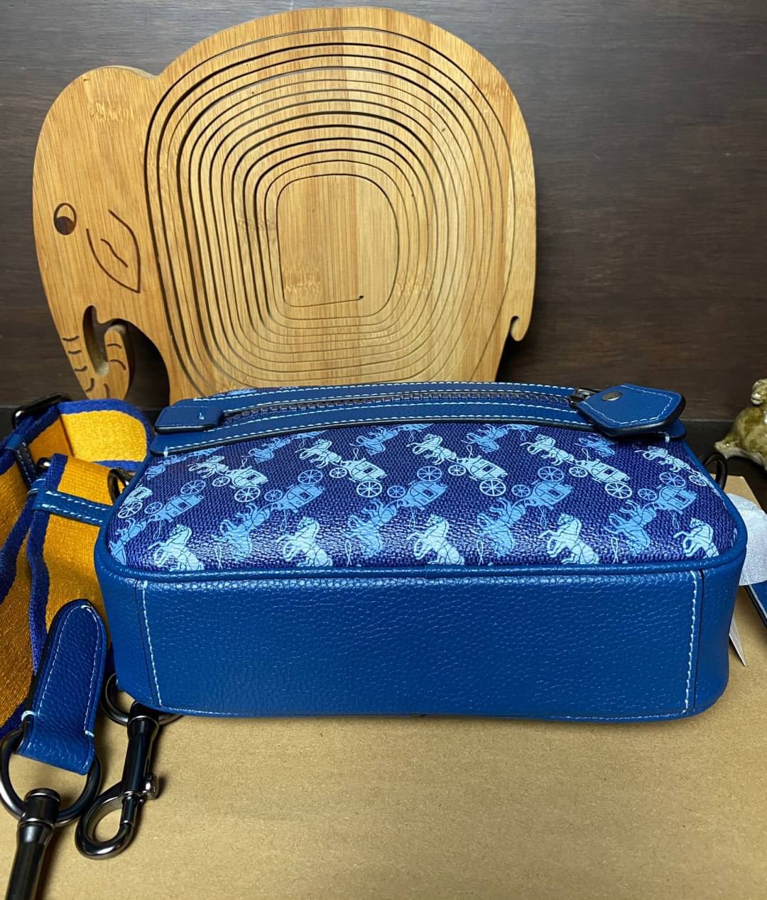 COACH ACADEMY CROSSBODY WITH HORSE AND CARRIAGE PRINT (COACH 89084) ผ้าใบเคลือบพิมพ์ลายและหนังกรวดขัดเงา ภายในกระเป๋ามัลติฟังก์ชั่น| ปิดด้วยซิป ซับในผ้า ด้านนอกมีซิปและกระเป๋าสลิป สายสะพายถอดได้