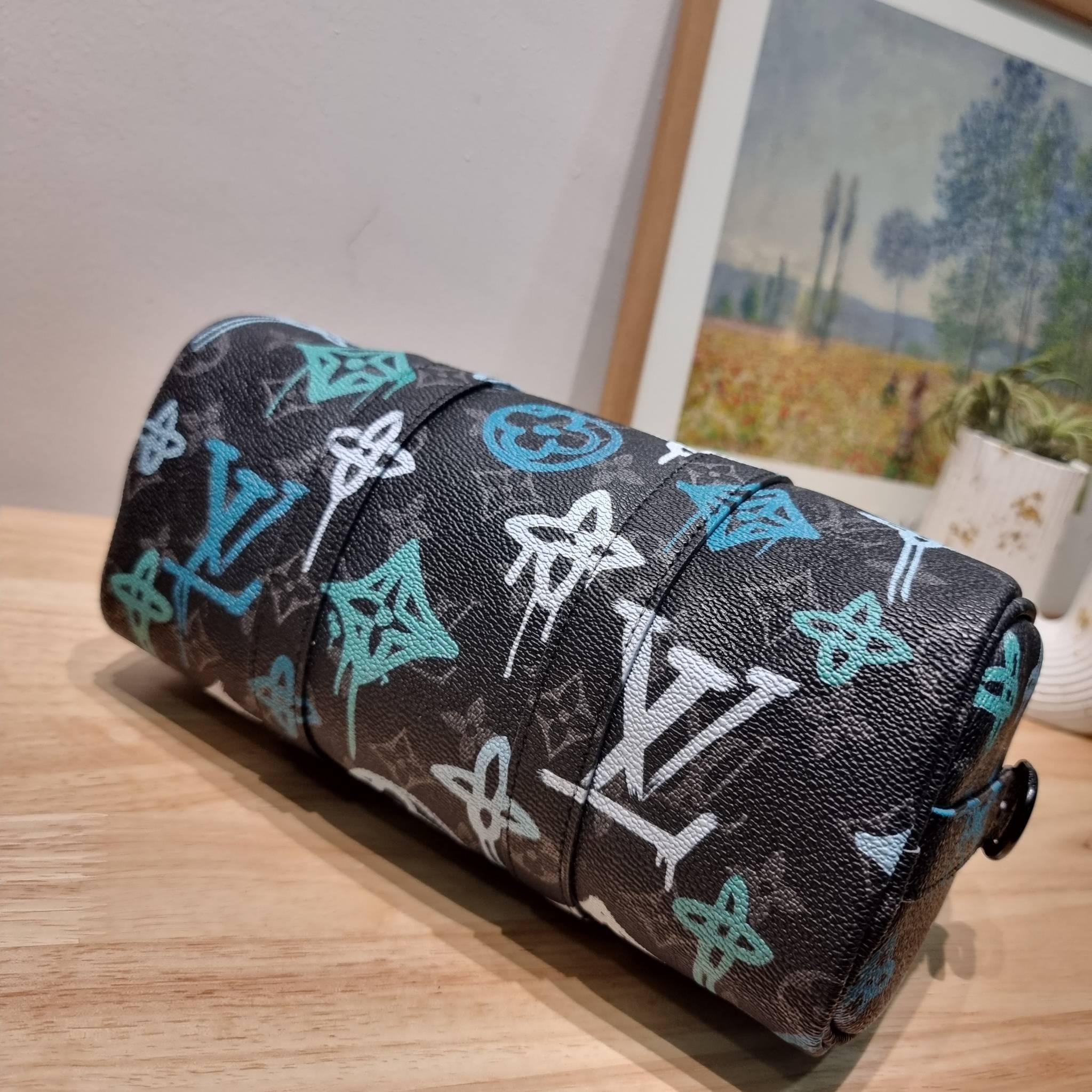 LV KEEPALL BANDOULIERE 25 MONOGRAM OTHER BAG ย่อส่วนความเท่ให้สะดวกกับชีวิตประจำวัน กับกระเป๋าสะพาย ทรงกระเป๋าเดินทางสุดคลาสสิค ด้วยดีเทลความเป็นเอกลักษณ์ เรียบแต่หรู