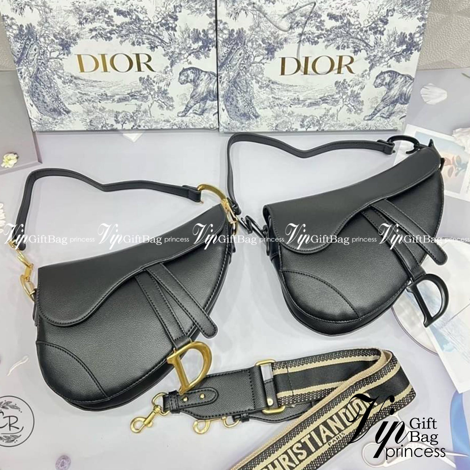 DIOR SADDLE BAG with strap กระเป๋ารุ่นยอดนิยมตามแบบฉบับแบรนด์ ใช้งานได้ 2 แบบ สะพายยาว CROSSBODY และสายสั้นถือได้เก๋ๆ ลุคนี้คูลสุดๆ เลยค่าา ภาพถ่ายจากสินค้าจริง! สวยมาก พร้อมส่งที่ไทยราคาสุดคุ้ม สาวๆ ห้ามพลาดค่ะ!