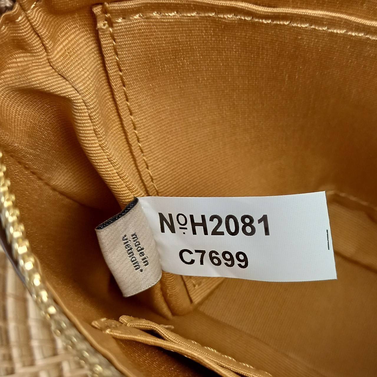 COACH NOLITA 19 IN SIGNATURE CANVAS WITH TIGER (C7699) 😻กระเป๋าถือ กระเป๋าสะพายทรงพอชเล็ก ปรับเป็นคล้องมือได้ รุ่นนี้ บอกเลยว่าใช้ง่ายสะพายคล่องมากๆ// จะสะพายไหล่ หรือปรับเปลี่ยนมาเป็นแบบคล้องมือเก๋ๆก็ยังได้ เพียงแค่ถอดตะขอมารวมกันไว้ที่หูกระเป๋าข