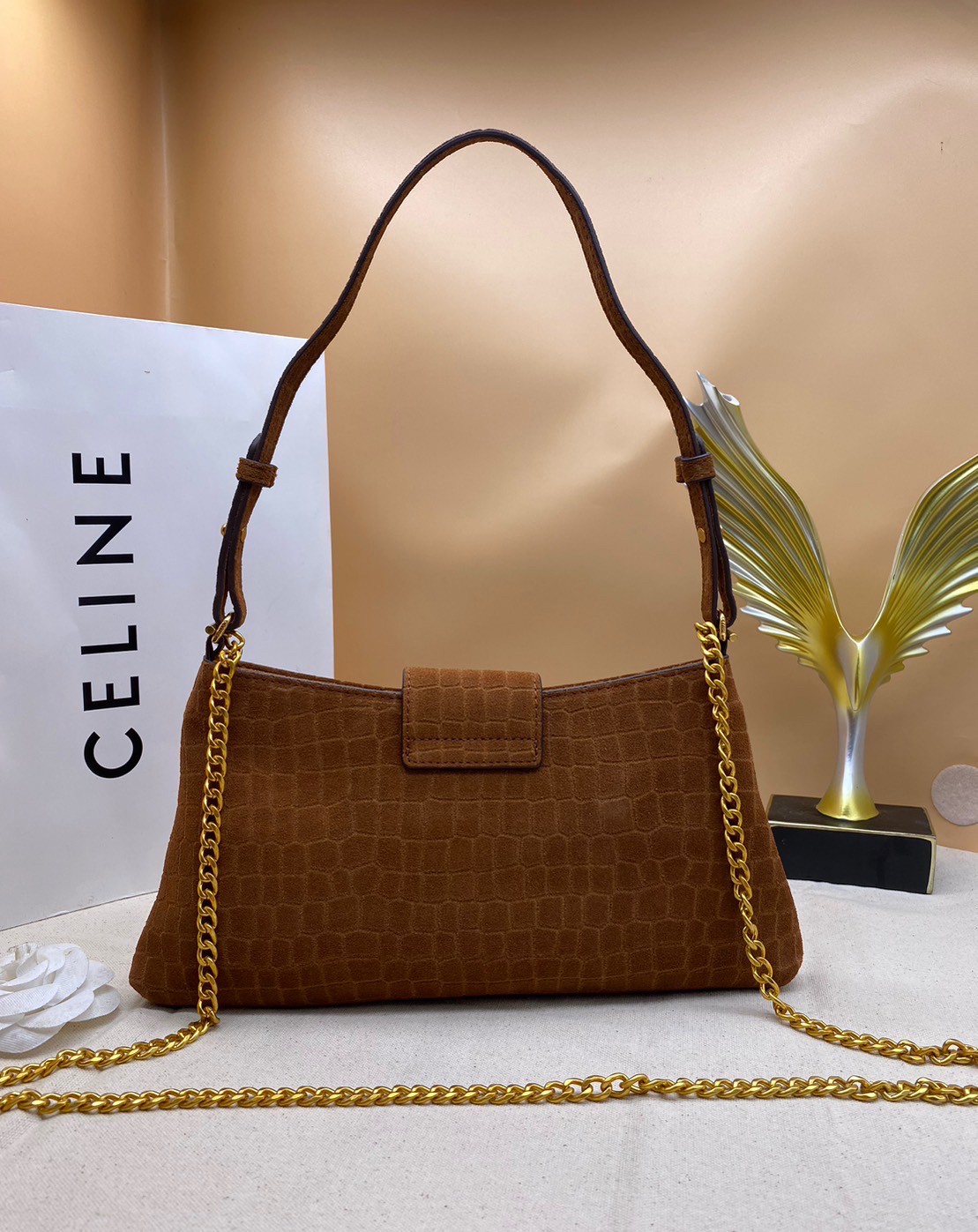 CELINE MEDIUM WILTERN BAG IN CROCODILE EMBOSSED SUEDE CALFSKIN / Celine hobo / Celine Bag พร้อมส่ง กระเป๋าถือ/สะพายโซ่อะไหล่ทองหรูหรา ทรงโฮโบ สวยผู้ดี ใช้งานง่าย โดดเด่นด้วยโลโก้สีทอง