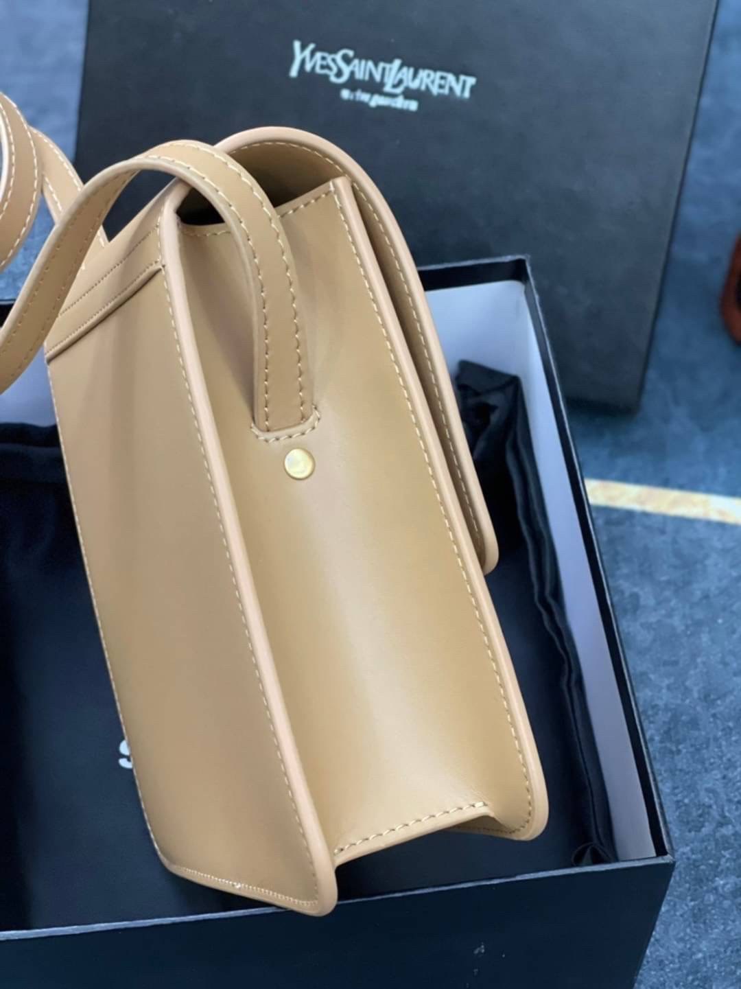 หนังแท้ YSL Yves Saint Laurent small leather shoulder bag กระเป๋าสะพายทรงเหลี่ยมแนวตั้งดีไซน์สวยหรูอยู่ทรงมีโลโก้แบรนด์ด้านหน้า อะไหล่ทองสวยหรู ภายในโล่งกว้าง สายสะพายหนังยาวปรับระดับได้ Rare items เด็ดๆแบบนี้ห้ามพลาด!