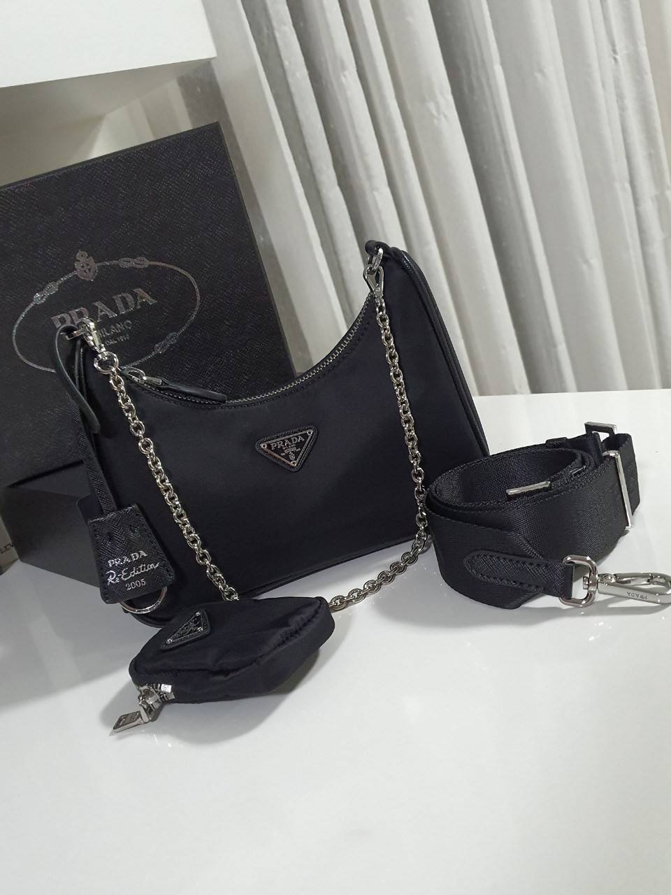 Prada Re-Edition 2005 Re-Nylon bag ใบเดียวคุ้มมากค่ะ อุปกรณ์ ครบชุด **ซื้อ1ได้ถึง3ไอเท็ม ทั้งสายยาว และกระเป๋าใส่เหรียญ และป้ายแท็คหนัง อย่างดี **อะไหล่ปั้มแบรนด์แท้ทุกจุด วัสดุทำจากผ้า Nylon อย่างดี กันน้ำได้ อยู่ทรงสวย สามารถใส่กระเป๋าตังค์ใบกลางได้ ถอด