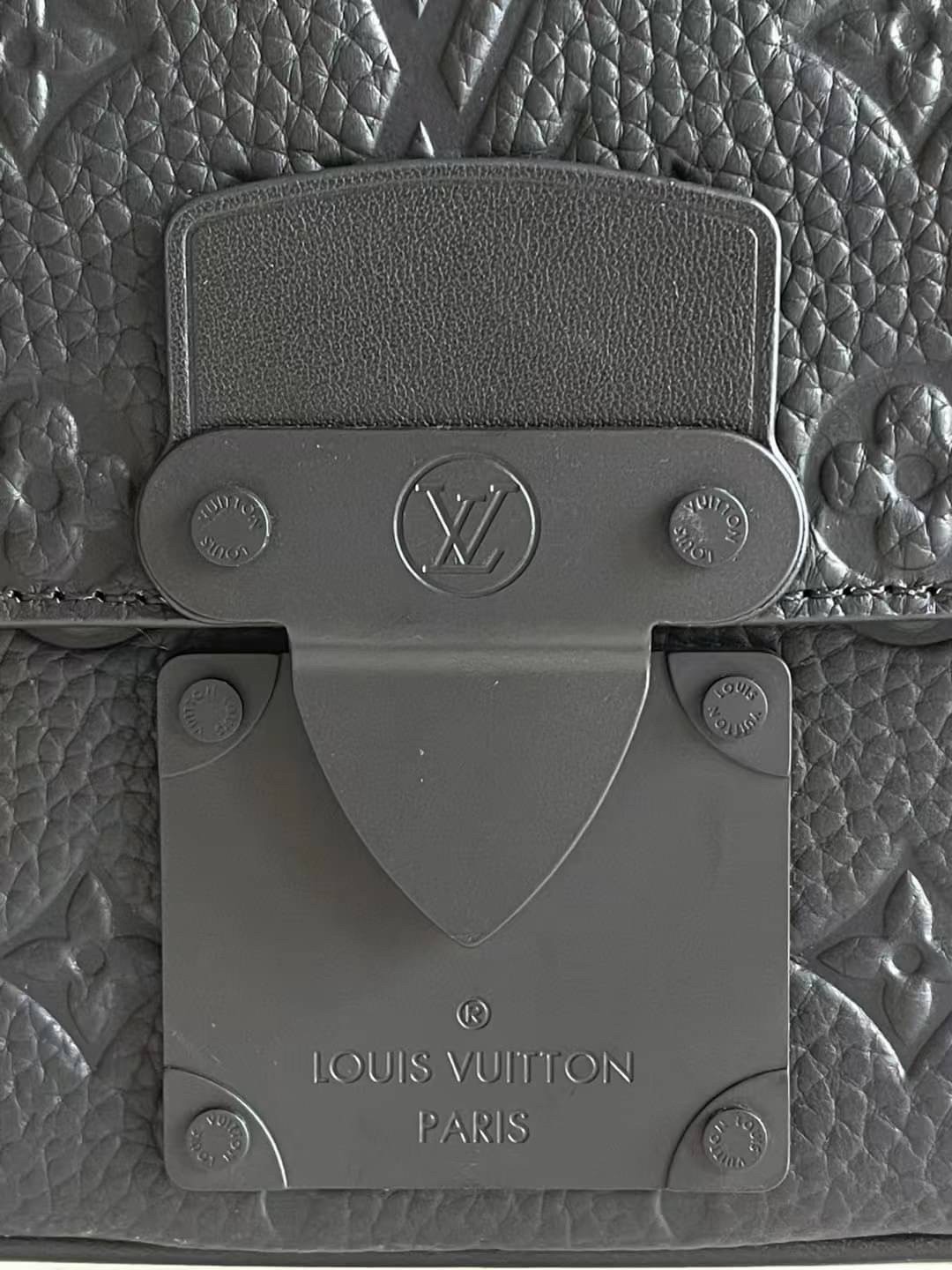 LV S Lock Slingbag Monogram-embossed Taurillon leather / LV Belt Bag กระเป๋าสะพาย/คาดอก หนังแท้ ดีไซส์ร่วมสมัย หนัง Taurillon สีดำพิมพ์ลายโมโนแกรม สุดคลาสสิก สง่างามตลอดกาล มีไว้ไม่มีเอาท์ ท่านชายควรมีมากค่ะ เกรดท็อป ออริ เทียบแท้ 1:1 เกรดดีสุด