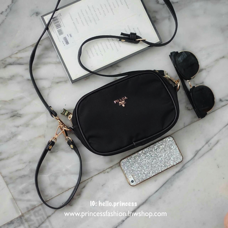 รุ่นใหม่ ที่ใครหลายคนรอคอยคะ กระเป๋าทรง mini crossbody จากงานพรีเมี่ยมกิ้ฟแบรนด์ดัง PRADA วัสดุ Nylonสุดหรูอย่างดี สามารถกันน้ำได้ ทั้งใบ ขนาดกำลังดีน่ารัก🐰 ด้านในมีช่องแบ่งใส่ของใส่ของจุกจิกได้ ใส่โทรศัพท์ได้ทุกรุ่น คสอ. ใช้แล้วสวยมากๆ อะไหล่ทองป