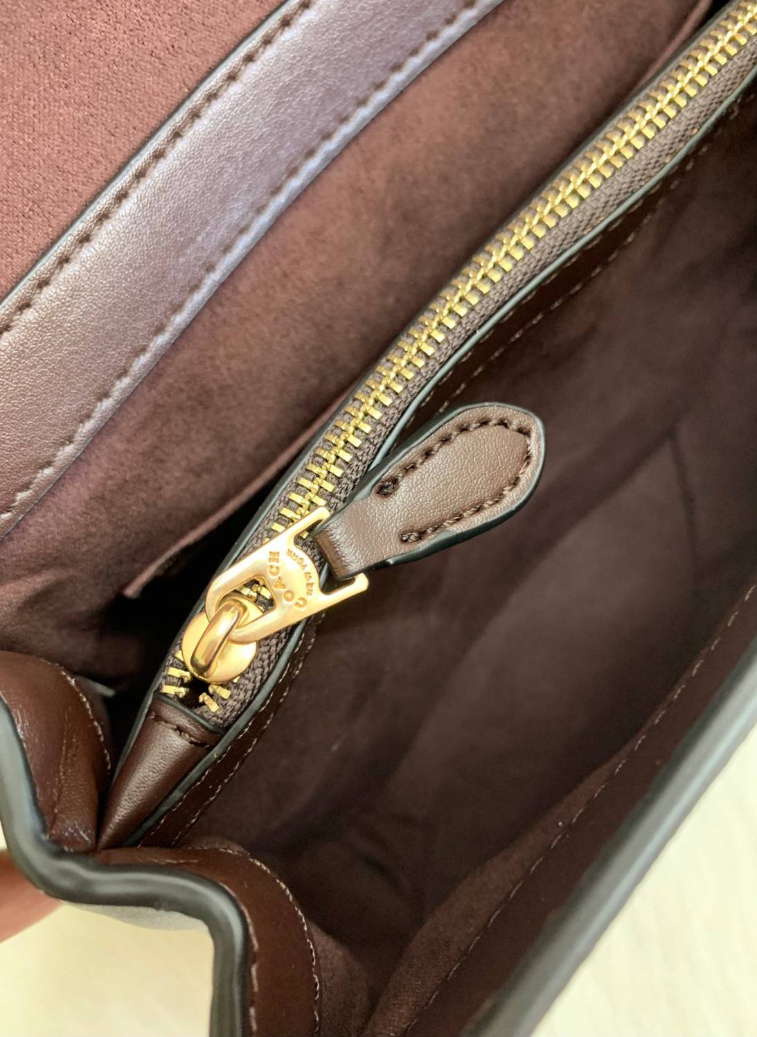 สวย หรู ดูดี รุ่นนี้กัยเลยค่า!! COACH TILLY TOP HANDLE SATCHEL IN SIGNATURE ((76620)) พร้อมส่งความสวย ห้ามพลาดค่ะ! กระเป๋าหิ้ว//คล้องมือ//สะพายข้างได้ ทรงสวย หนังแท้เรียบ+ลายCได้สวยงามค่ะ เปิดปิดกระเป๋าแบบหมุนล็อค ภายในมีช่องหลักใส่ของ2ช่อง สามารถใส่กระเป
