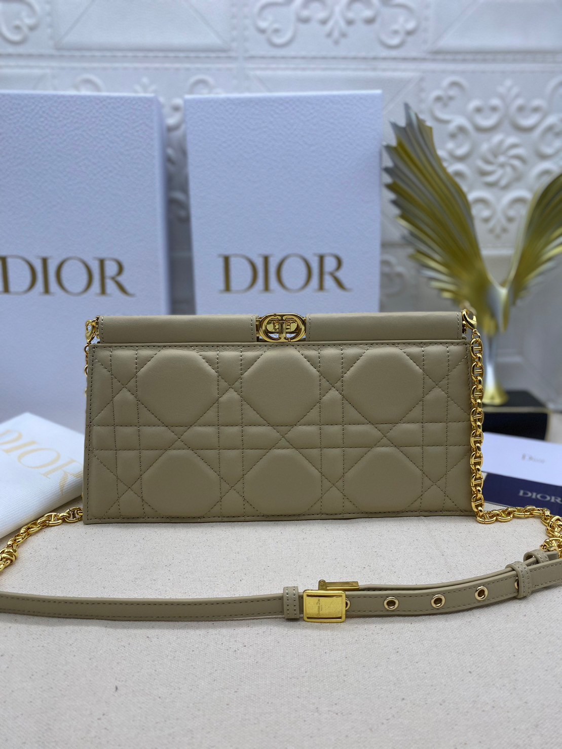 Dior Caro Colle Noire Clutch with Chain Cannage / DIOR Clutch / DIOR BAG พร้อมส่ง 4 สี กระเป๋าสะพายทรงคลัท ดีไซน์เรียบหรู ดูแพง รุ่นนี้คือ ถือแล้วผู้ดีมากค่ะ