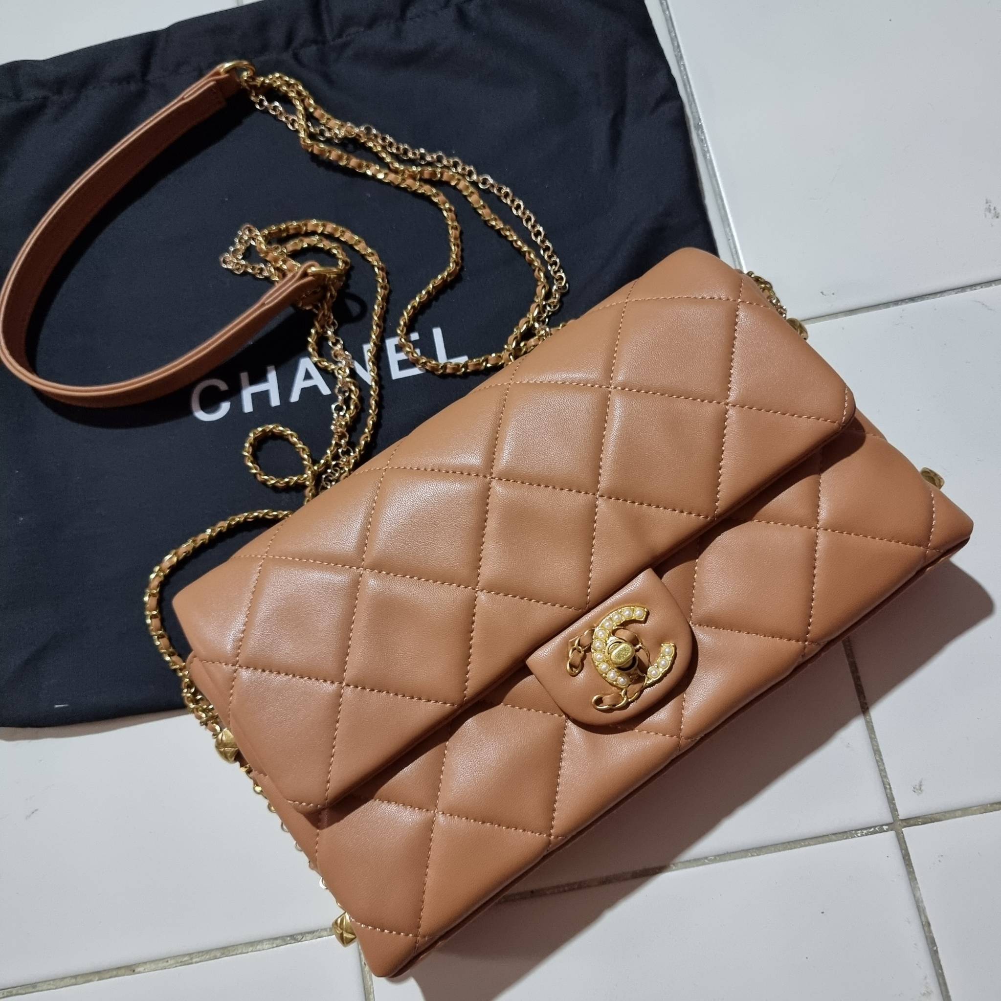 VIP 】สวยหรูพร้อมเสิร์ฟ!! กับไอเท็มสุดเลิฟจาก Chanel กระเป๋าสะพายที่สุดของความคุ้มค่า วัสดุหนังแกะนิ่มเต็มใบ เปิด-ปิดกระเป๋าด้วยตัวบิดล็อค ภายในกระเป๋าบุผ้าสวยหรู มีช่องโล่งกว้างจุของได้สบาย ใส่โทรศัพท์ กระเป๋าสตางค์ได้ มีช่องซิป 1 ช่อง ช่องย่อย 1 ช่อง ดีเ