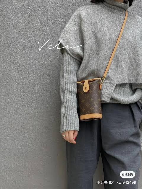 LV Fold Me Pouch กระเป๋าสะพายทรงพอช ผสมผสานความงามแบบวินเทจเข้ากับฟังก์ชันการใช้งานทันสมัย ยกขึ้นแท่น ใส่โทรศัพท์ของสำคัญได้ครบ ด้วยดีไซน์ที่ออกมาให้ใช้งานได้ง่าย ขนาดกำลังน่ารัก