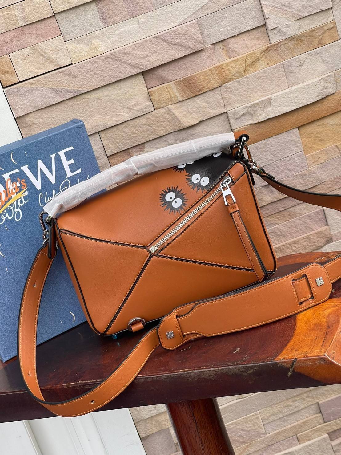 Loewe X My Neighbor Totoro Puzzle bag การร่วมงานสุดคิวท์ที่น่าจับจอง สำหรับใครที่ชื่นชอบการ์ตูนแอนิเมชั่นญี่ปุ่นอย่าง My Neighbor Totoro การออกแบบคาแร็กเตอร์ที่ใครๆ ต่างก็บอกว่าน่ารัก ล่าสุดก็เป็นที่น่าตื่นเต้นอีกครั้ง เมื่อสตูติโอดังได้เปิดตัวการร่วมงานก