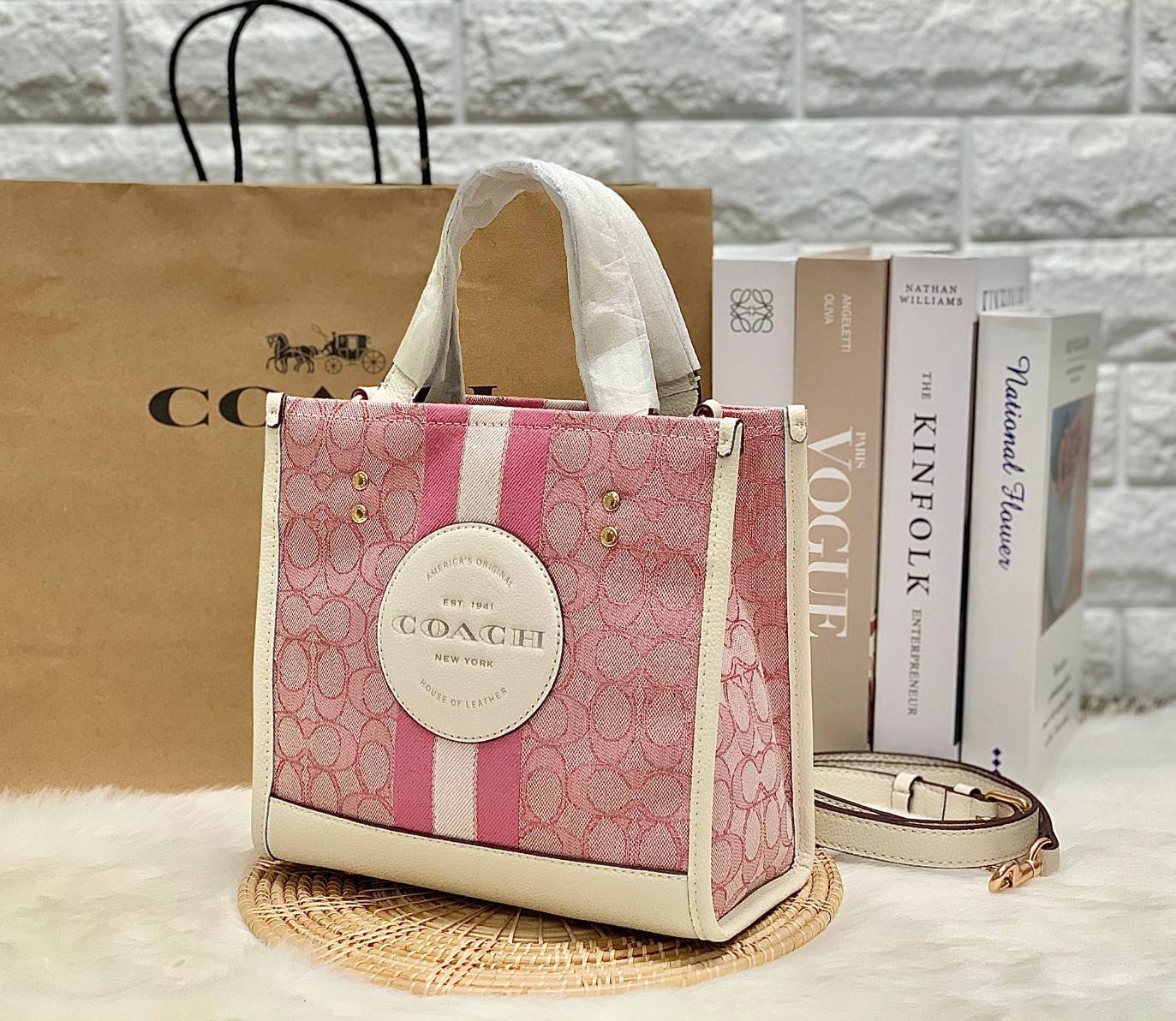 ใหม่ล่าสุด อดใจยังไงไหว💋 COACH Dempsey Field Tote 22 ((C5268//C5115)) พร้อมส่งความสวยที่ไทยค่ะ! กระเป๋าทรง Tote ขนาดพอเหมาะลำตัว พกพาง่ายสะดวกได้กับทุกๆวัน ด้านหน้าปั้มโลโก้แบรนด์ตัวใหญ่สวยค่ะ;เปิดปิดกระเป๋าแบบกระดุมแม่เหล็ก ภายในใส่กระเป๋าเงินใบย