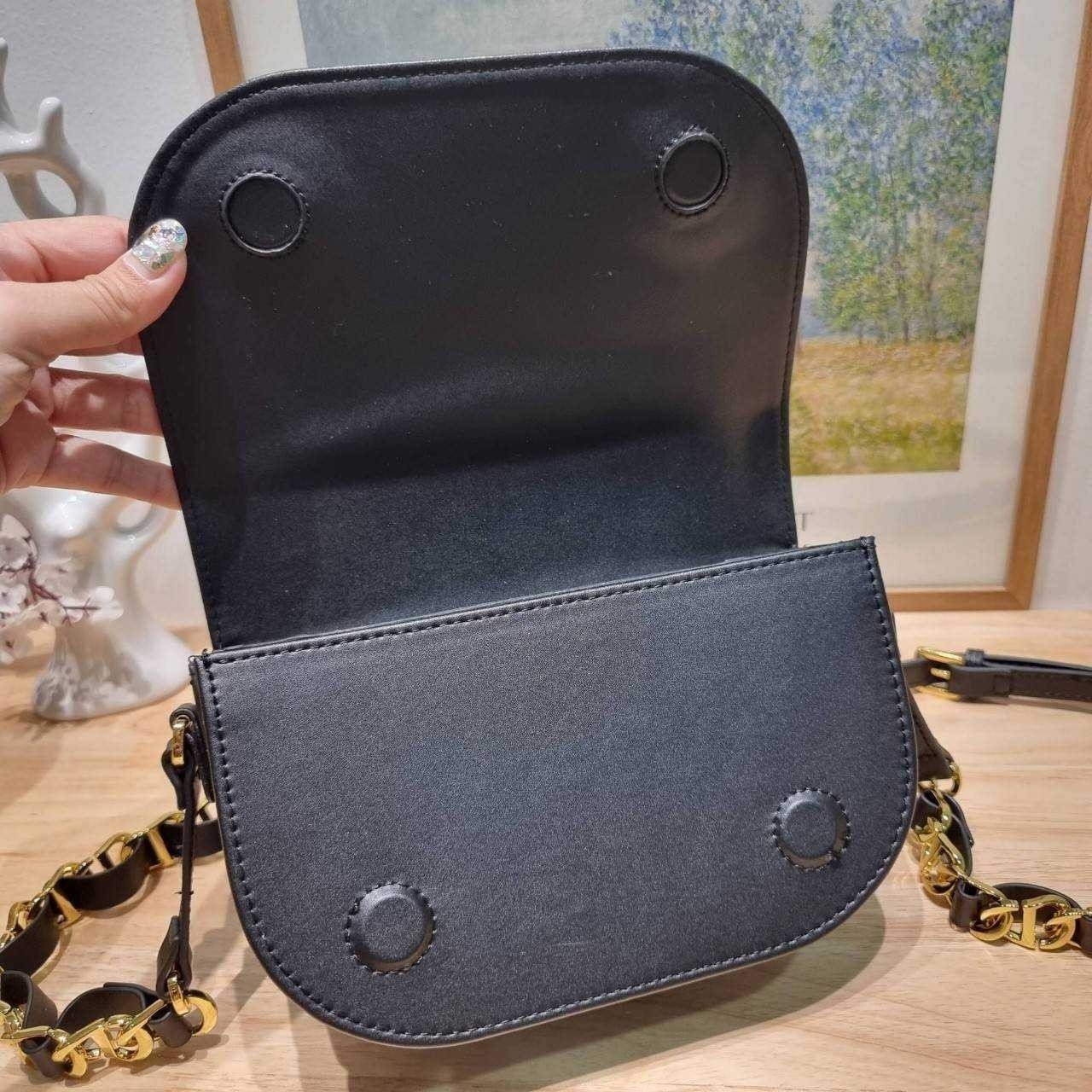 CD SIGNATURE BAG WITH STRAP กระเป๋าสะพายซิกเนเจอร์ ไอเท็มมาแรง ที่สวยแซ่บไม่มีไม่ได้เลย เกรดออริ 1:1 ใช้งานต่างประเทศได้