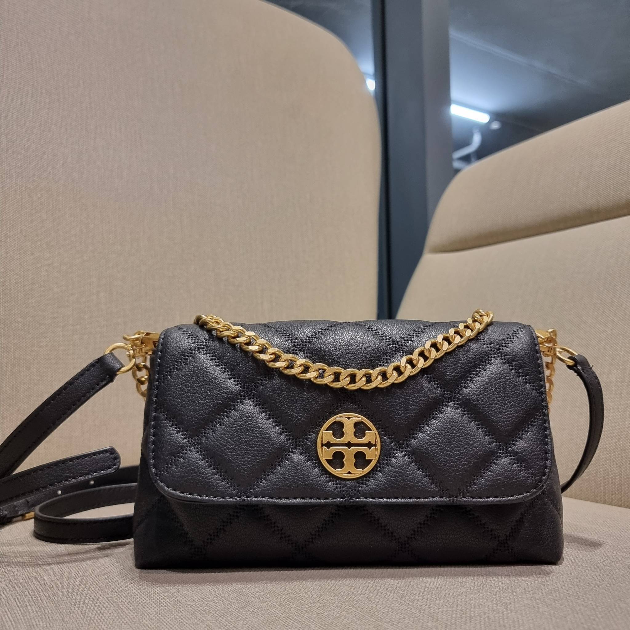 TORY BURCH WILLA MINI SHOULDER BAG ใหม่ล่าสุด พร้อมเสิร์ฟไม่ต้องรอพรีฯ กระเป๋าสะพายดีไซน์เลิศ ทรงสวย กะทัดรัด สะพายคล่องตัว ดีไซน์บุนวม เส้นคมสวยหรู