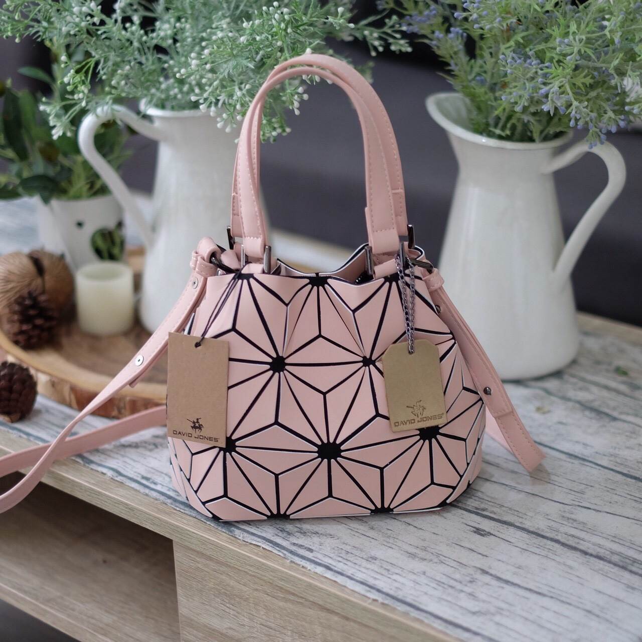 New Collection ka ' Matte Color ' ✨✨ สีด้าน มีให้เลือกถึง 4 สี 🍭🍭แถมยังลาย Limited edition หายาก 👍ปรับทรงได้ 2 แบบ น่ารักมาก จากแบรนด์ David Jones กระเป๋าสะพายข้างดีไซน์เกร๋มาก สีสวยหรูมาก ขนาดกะลังดีเลย น้ำ