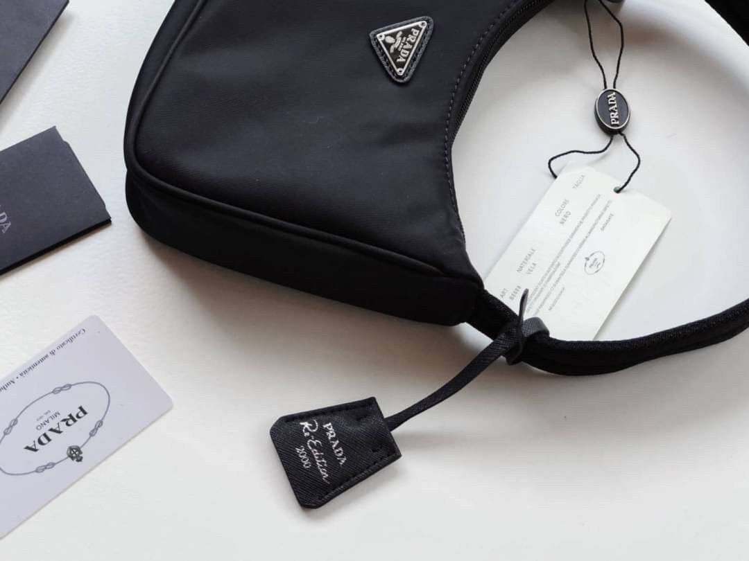 PRADA Nylon Mini Bag รุ่นใหม่แนะนำ!! พร้อมส่งครบ4สี รุ่นขายดีในตำนานค่ะ PRADA NYLON HANDBAGS ขนาดกะทัดรัด **อะไหล่เงิน วัสดุทำจากผ้าNylon อย่างหนา อยู่ทรง กันน้ำได้ หายห่วงคะ ด้านหน้ามีโลโก้แบรนด์ เปิดปิดด้วยซิป มาพร้อมสายผ้า ไม่สามา